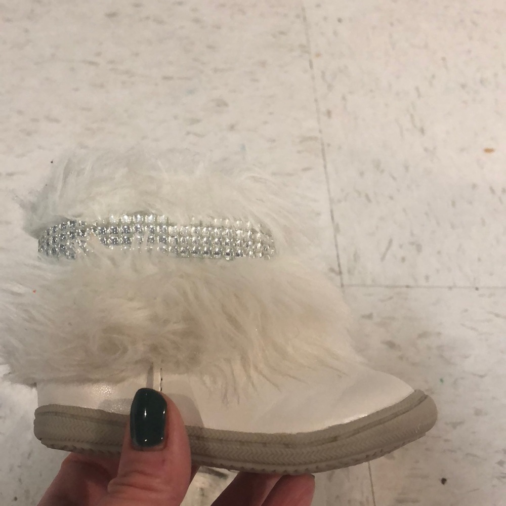 Fuzzy boots - Picture 4 of 7